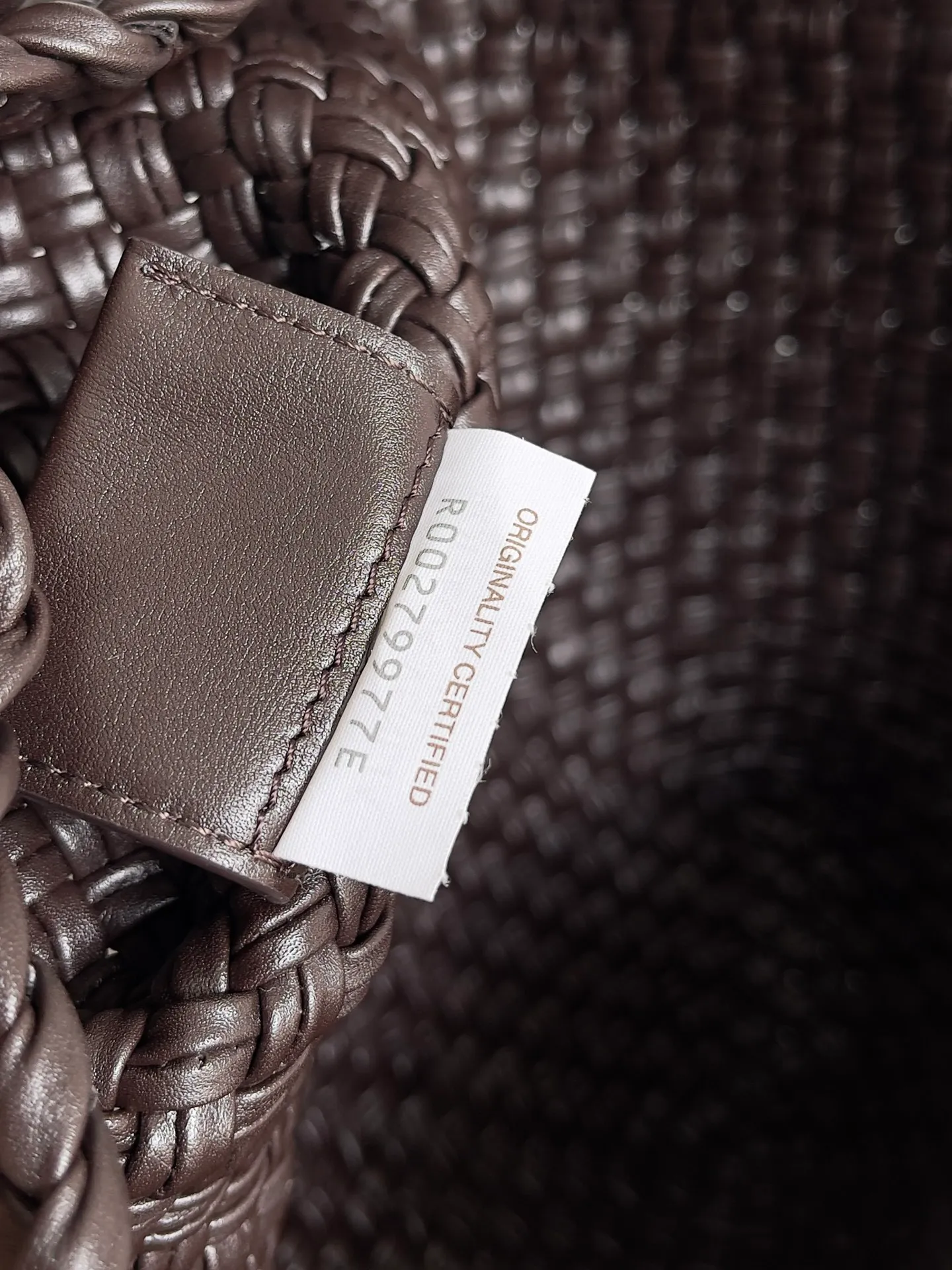 Batch 5760 BV collectible small woven handbags are really YYDS!! Bottega Veneta’s most classic small woven handbags are back! ! We use the highest quality leather with the highest craftsmanship❤️ to create the most expensive works. We have created the original Intrecciato leather weaving process❤️ This unique traditional exclusive leather weaving method has not only become our logo but also reflects the time-consuming and labor-intensive craftsmanship of our products❤️ The new TOSCA handbag must be a selection worth collecting🆕 Style number: 716974 Size: 27*9*18cm